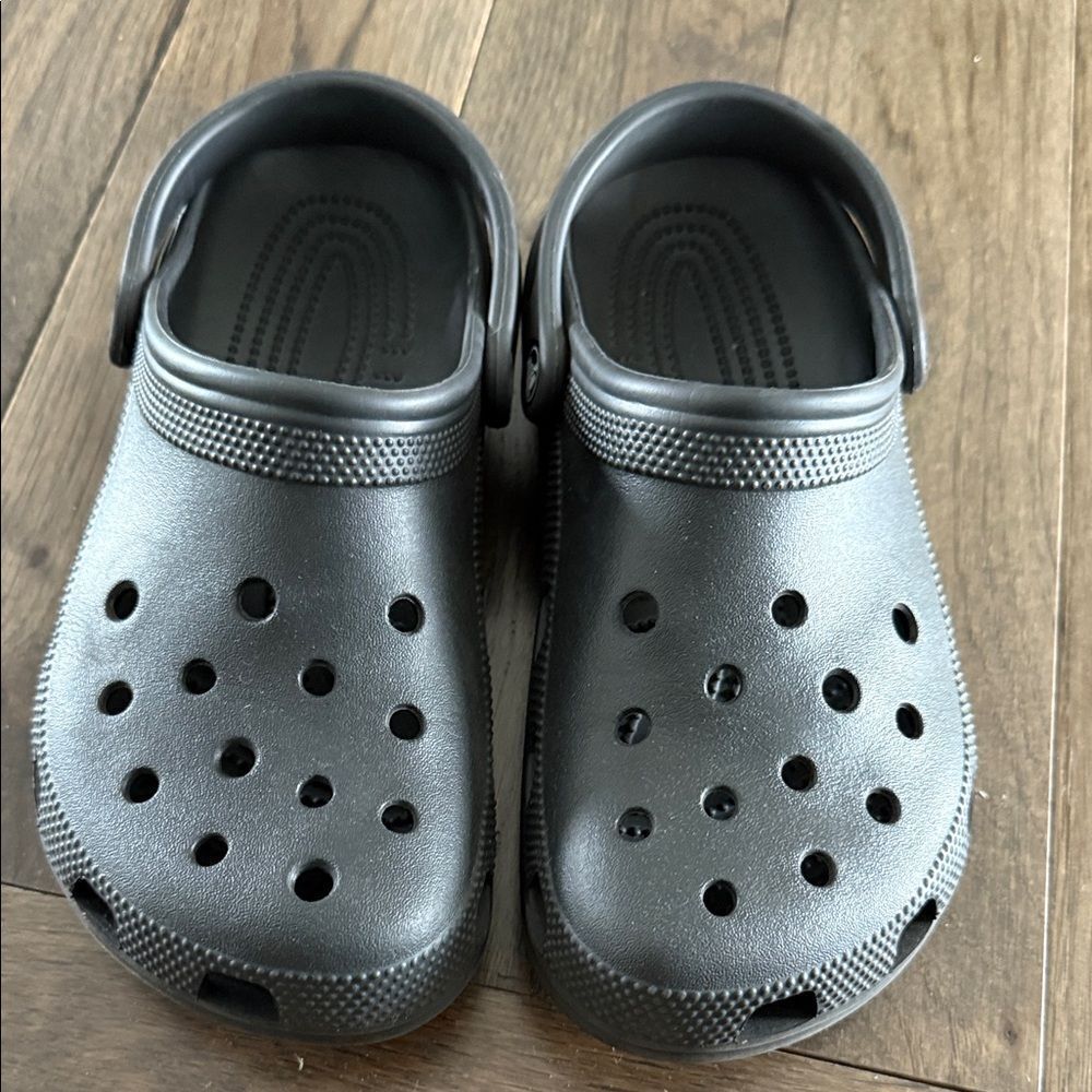 Crocs size 7 very good condition!! LIKE NEW
